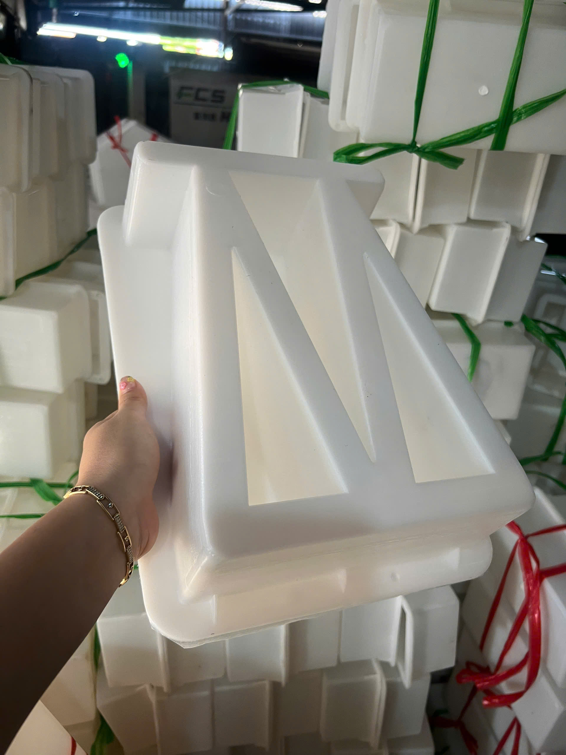 khuôn đúc gahcj bông gió chữ M